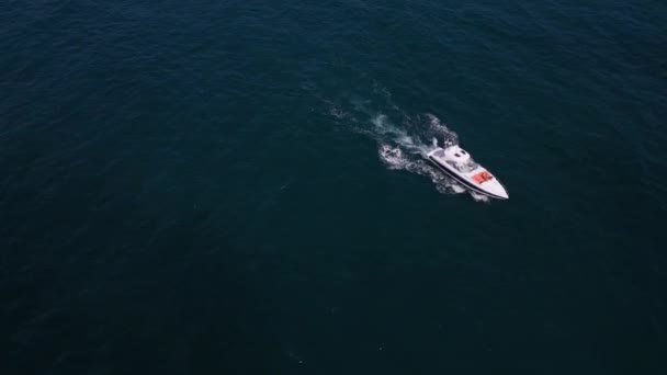 Vista Aérea Del Dron Barco Recreo Corriendo Través Las Olas — Vídeos de Stock