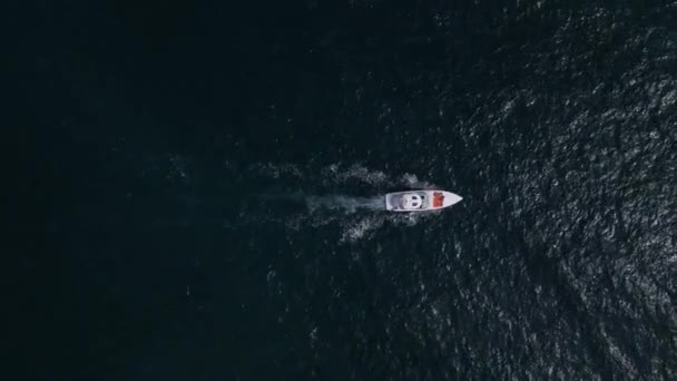 Vista Aérea Del Dron Barco Recreo Corriendo Través Las Olas — Vídeo de stock