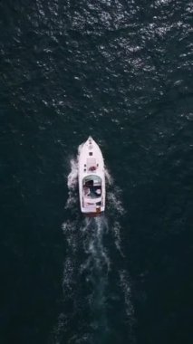 Deniz dalgalarında yarışan bir zevk teknesinin hava aracı görüntüsü hız ve özgürlüğün büyüleyici bir resmini oluşturuyor..