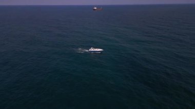 Deniz dalgalarında yarışan bir zevk teknesinin hava aracı görüntüsü hız ve özgürlüğün büyüleyici bir resmini oluşturuyor..