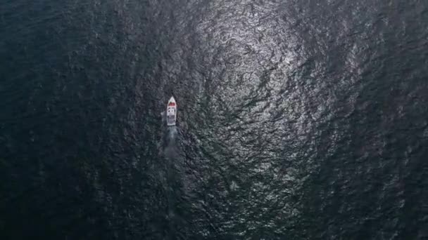 Aerial Drone Widok Łodzi Rekreacyjnych Wyścigowych Przez Fale Morskie Tworząc — Wideo stockowe