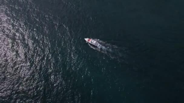 Воздушные Беспилотники Смотрят Лодку Удовольствия Мчащуюся Морским Волнам Создавая Завораживающую — стоковое видео