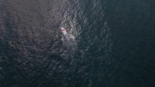 Воздушные Беспилотники Смотрят Лодку Удовольствия Мчащуюся Морским Волнам Создавая Завораживающую — стоковое видео