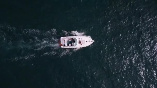 Vzdušné Drone Pohled Rekreační Loď Závodní Přes Moře Vlny Vytváří — Stock video