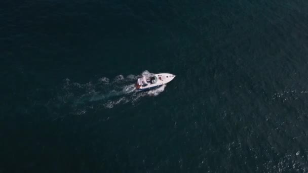 Drohnenaufnahme Eines Vergnügungsbootes Das Durch Die Wellen Des Meeres Rast — Stockvideo