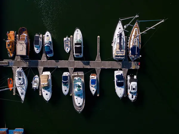 海上游艇码头的空中尽收眼底 装饰着雅致的游艇 营造出一副风景如画的海景 — 图库照片