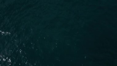 Deniz yüzeyinden gelen bir drone videosu sonsuz suların güzelliğini ve dalgaların dansını takdir etmenizi sağlar..