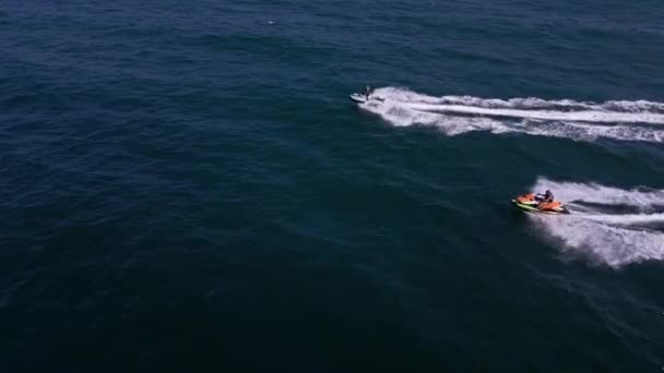 在空中俯瞰一艘私人船只在波浪中飞驰 形成了迷人的小径 — 图库视频影像
