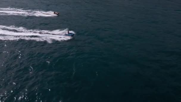 波を超える個人の水上船の空中視界 魅惑的なトレイルを作成する — ストック動画