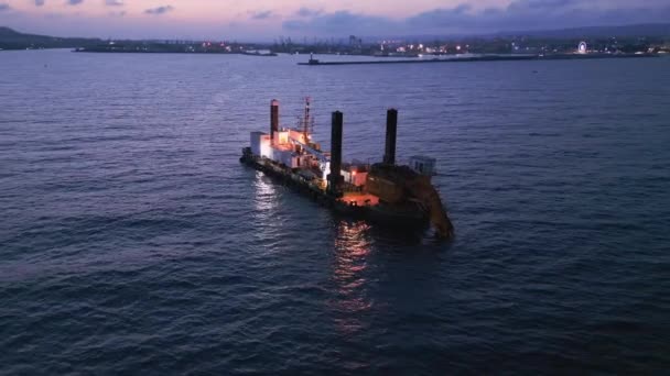 从空中俯瞰装有疏浚桶的疏浚船 积极深化海上航道 确保航行安全 晚上好 — 图库视频影像