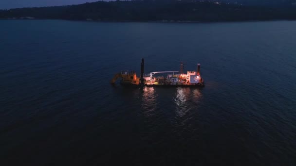 从空中俯瞰装有疏浚桶的疏浚船 积极深化海上航道 确保航行安全 晚上好 — 图库视频影像