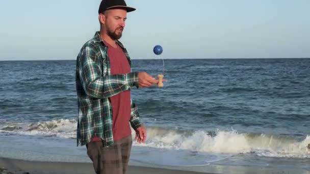 Junto Mar Hombre Interpreta Apasionadamente Kendama Mostrando Impresionantes Trucos Este — Vídeo de stock