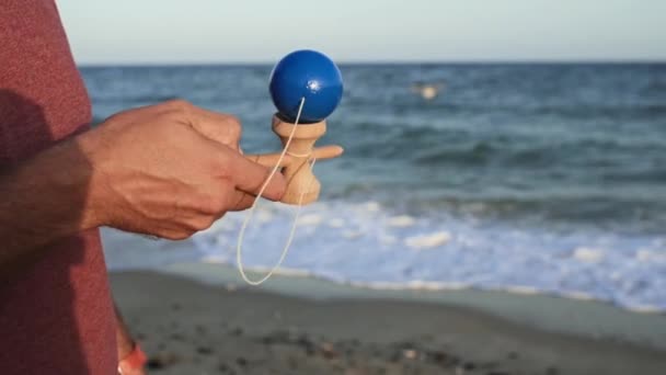 Meer Spielt Ein Mann Leidenschaftlich Kendama Und Zeigt Diesem Ruhigen — Stockvideo