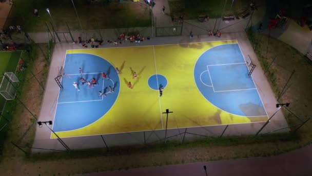 Uma Vista Aérea Superior Noite Campo Esportes Com Crianças Praticando — Vídeo de Stock