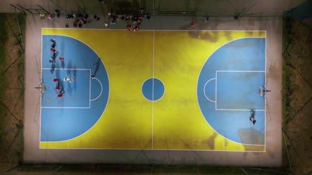 Eine Abendliche Luftaufnahme Eines Sportplatzes Mit Kindern Die Basketball Üben — Stockvideo