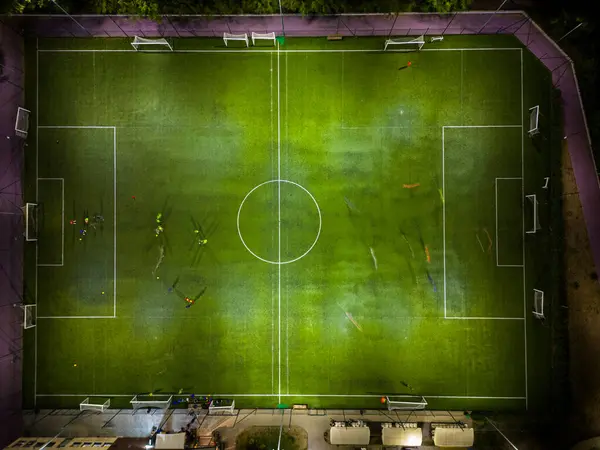Letecký Pohled Shora Ukazuje Sportovní Hřiště Fotbalovým Hřištěm Kde Děti — Stock fotografie