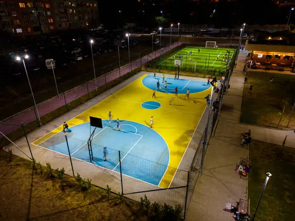 Eine Abendliche Luftaufnahme Eines Sportplatzes Mit Kindern Die Basketball Üben — Stockfoto