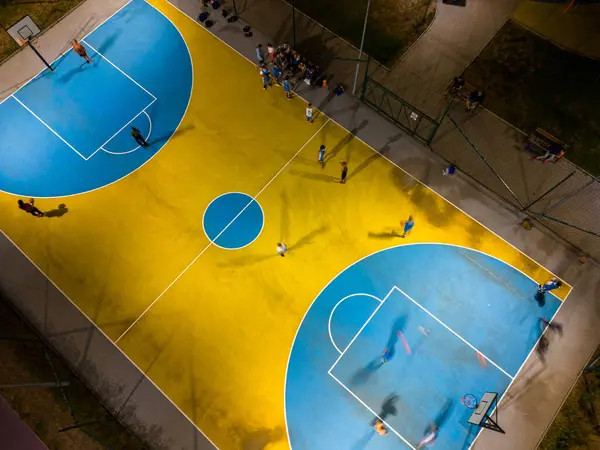 Wieczorny Widok Lotu Ptaka Boisko Sportowe Dziećmi Ćwiczącymi Koszykówkę — Zdjęcie stockowe