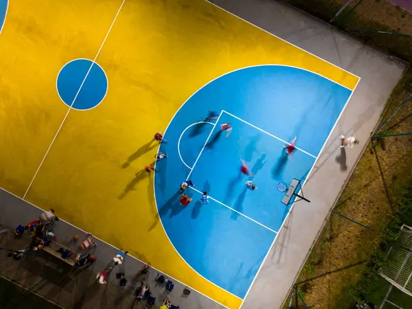 晚上空中俯瞰运动场 让孩子们练习篮球 — 图库照片