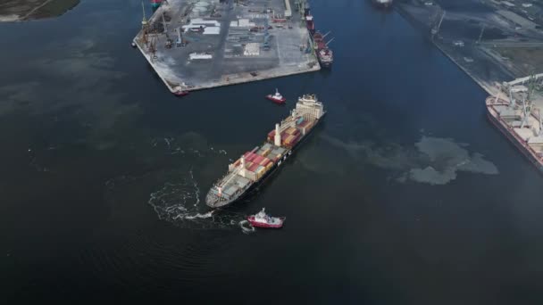 컨테이너 선박의 항구를 Tugboats에 보인다 — 비디오