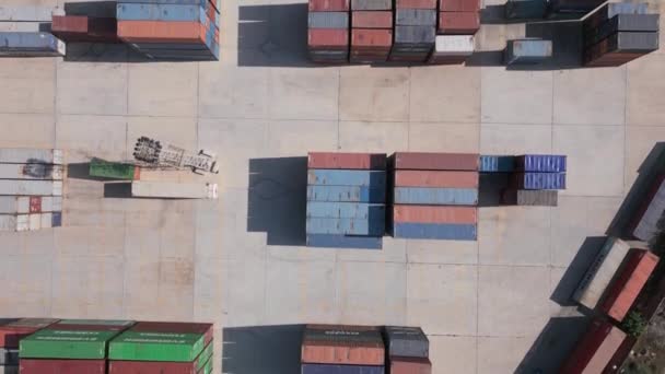 Légi Felvétel Egy Konténerterminálról Kikötőben Ahol Tömeges Konténerek Várják Utazásukat — Stock videók