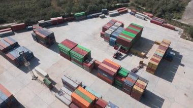 Limandaki bir konteynır terminalinin havadan üst görüntüsü, büyük konteynırların yolculuklarını bekledikleri yer.