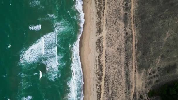 Uitzicht Vanaf Een Vliegende Drone Een Verlaten Zandkust — Stockvideo