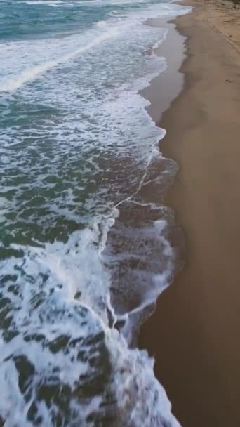 Terkedilmiş Kumlu Bir Sahil Üzerinde Uçan Bir Dronun Görüntüsü — Stok video