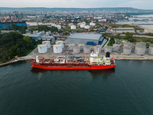 Petrol Terminalinde Yakıt Ikmali Yapan Bir Tanker Gemisi Limanda Depolama — Stok fotoğraf