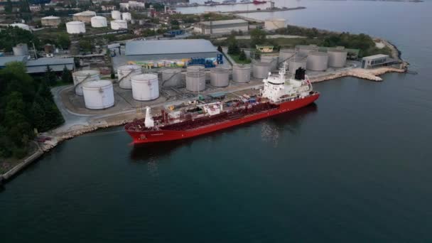 タンカー船は 港内の貯蔵サイロで石油ターミナルで給油し 飛行ドローンからの空中視界 — ストック動画