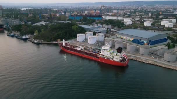 Tankowiec Tankujący Terminalu Naftowym Silosami Magazynowymi Porcie Widok Lotu Drona — Wideo stockowe