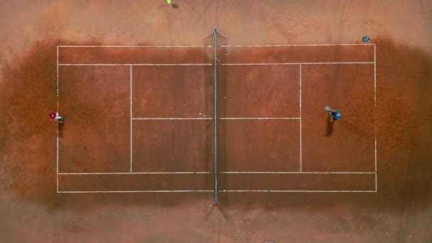 Dua Orang Bermain Tenis Lapangan Tenis Pandangan Atas Udara — Stok Video