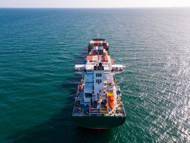 Denizde bir konteynır gemisi, gökyüzü manzaralı.