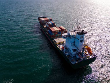 Denizde bir konteynır gemisi, gökyüzü manzaralı.