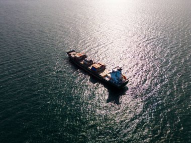 Denizde bir konteynır gemisi, gökyüzü manzaralı.