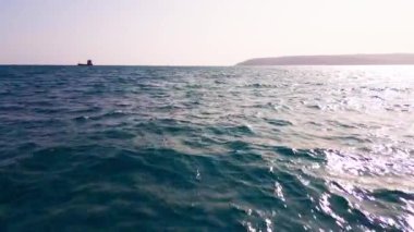 Deniz yüzeyinden gelen bir drone videosu sonsuz suların güzelliğini ve dalgaların dansını takdir etmenizi sağlar..