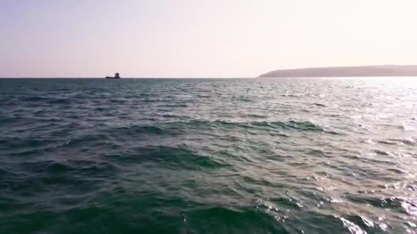 Видео Летного Беспилотника Поверхности Моря Позволяет Оценить Красоту Бесконечных Вод — стоковое видео