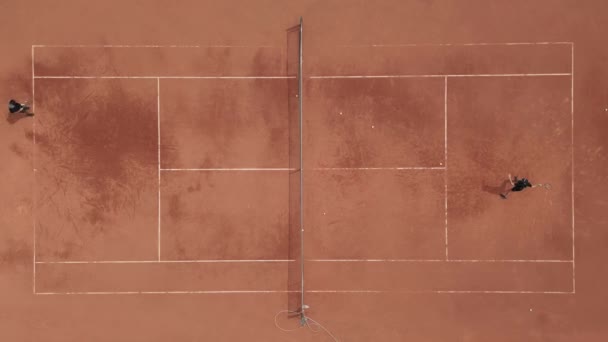 Dos Personas Jugando Tenis Cancha Tenis Vista Arriba Hacia Abajo — Vídeos de Stock