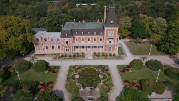 保加利亚瓦尔纳具有历史意义的欧希诺格勒宫殿的空中景观 欣赏美丽的黑海沿岸的宏伟建筑和富丽堂皇的花园 无人机飞行 — 图库视频影像