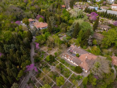 Bulgaristan 'ın Balchik kentindeki botanik bahçesindeki sarayın havadan görünüşü. Bu tarihi eser, mimarideki farklı kültür ve tarzların birleşiminin bir kanıtıdır..