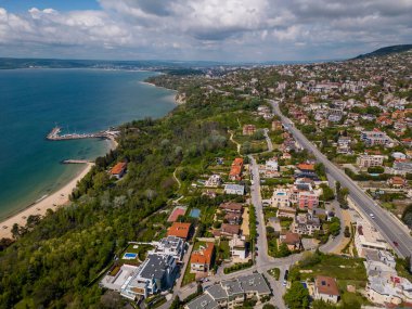 Bulgaristan 'ın Balchik kentindeki botanik bahçesindeki sarayın havadan görünüşü. Bu tarihi eser, mimarideki farklı kültür ve tarzların birleşiminin bir kanıtıdır..