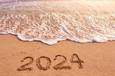 2024 yıl boyunca güneşli bir günde kumlu sahil denizinde resim çizdim.