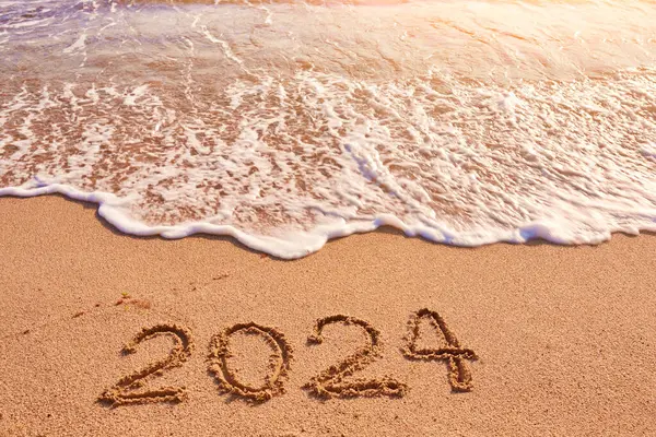 2024 Год Рисунок Песчаном Пляже Моря Солнечный День Стоковое Изображение