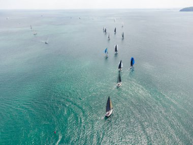 Yelkenli yat yarışlarının deniz manzarası.