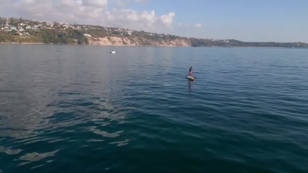 Vista Aerea Uomo Che Remava Paddleboard Stand Sup Mare Calmo — Video Stock