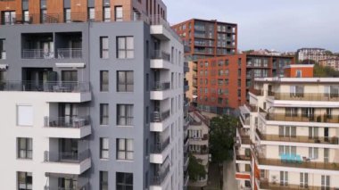 Modern bir konut binasının ön cephesinde uçan bir İHA 'nın hava görüntüsü.