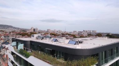 Modern bir konut binasının ön cephesinde uçan bir İHA 'nın hava görüntüsü.