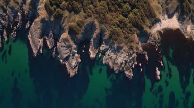 Bulgaristan 'daki Karadeniz' in kayalık, vahşi kıyılarının uçurumları, plajları ve yeşil ormanlarıyla hava manzarası.