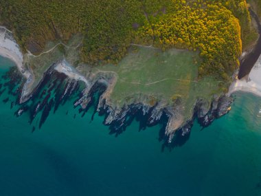 Bulgaristan 'daki Karadeniz' in kayalık, vahşi kıyılarının uçurumları, plajları ve yeşil ormanlarıyla hava manzarası.