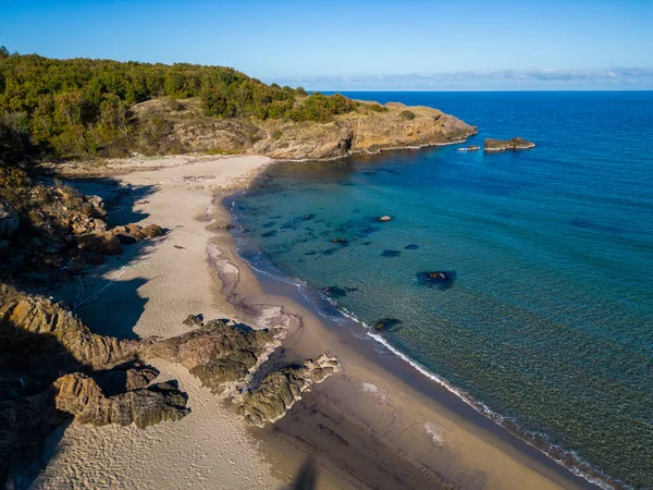 Bulgaristan 'daki Karadeniz' in kayalık, vahşi kıyılarının uçurumları, plajları ve yeşil ormanlarıyla hava manzarası.